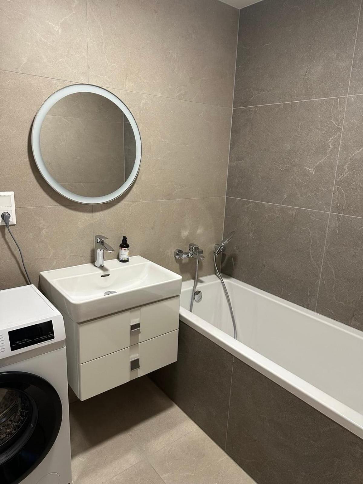 Апартаменти 2 In Downtown,free Parking,late Check-out,big Balcony