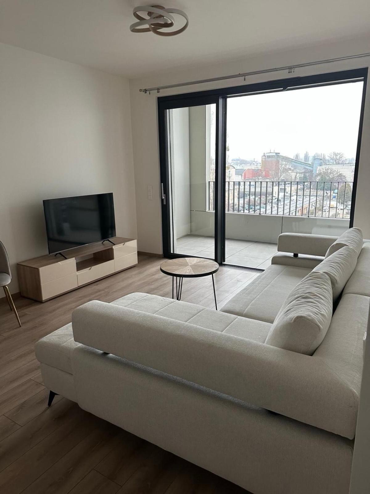 2 In Downtown,free Parking,late Check-out,big Balcony * Братислава
